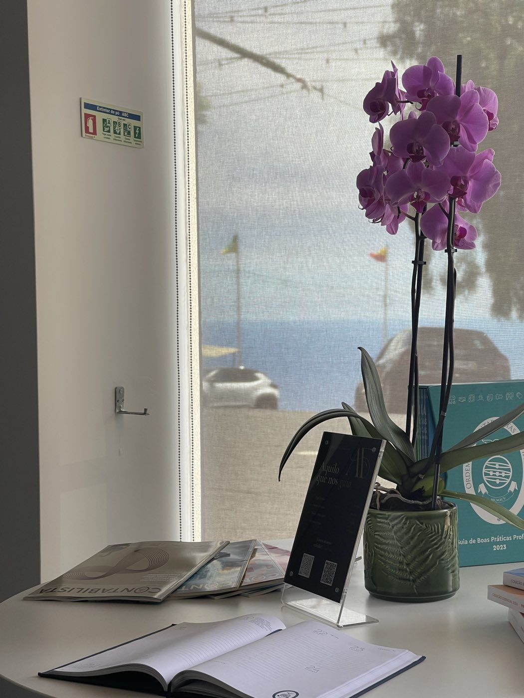 Espaço de atendimento da Arco Fiscal na Calheta, com vista de mar