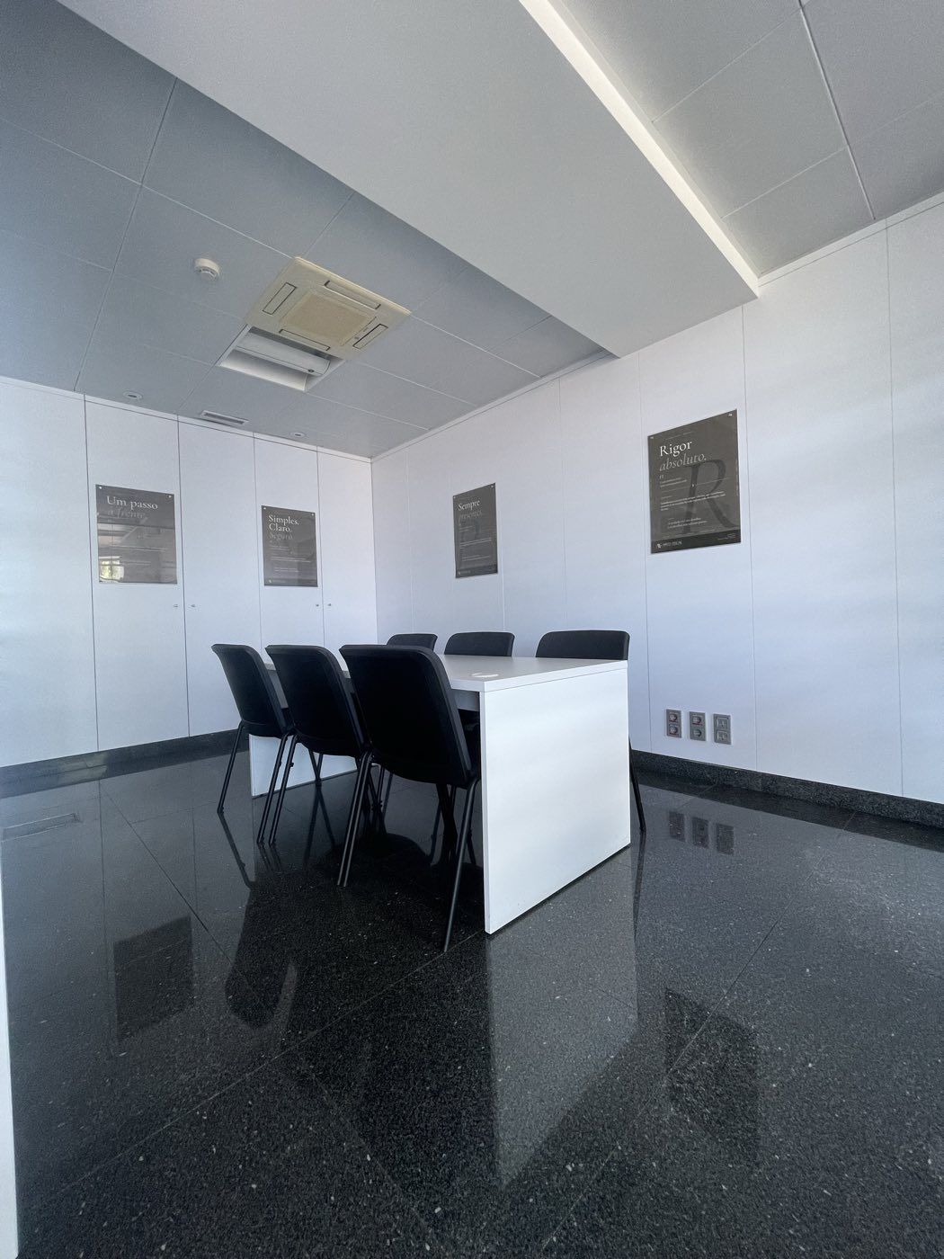 Sala de reunião da Arco Fiscal, com os valores da empresa em destaque